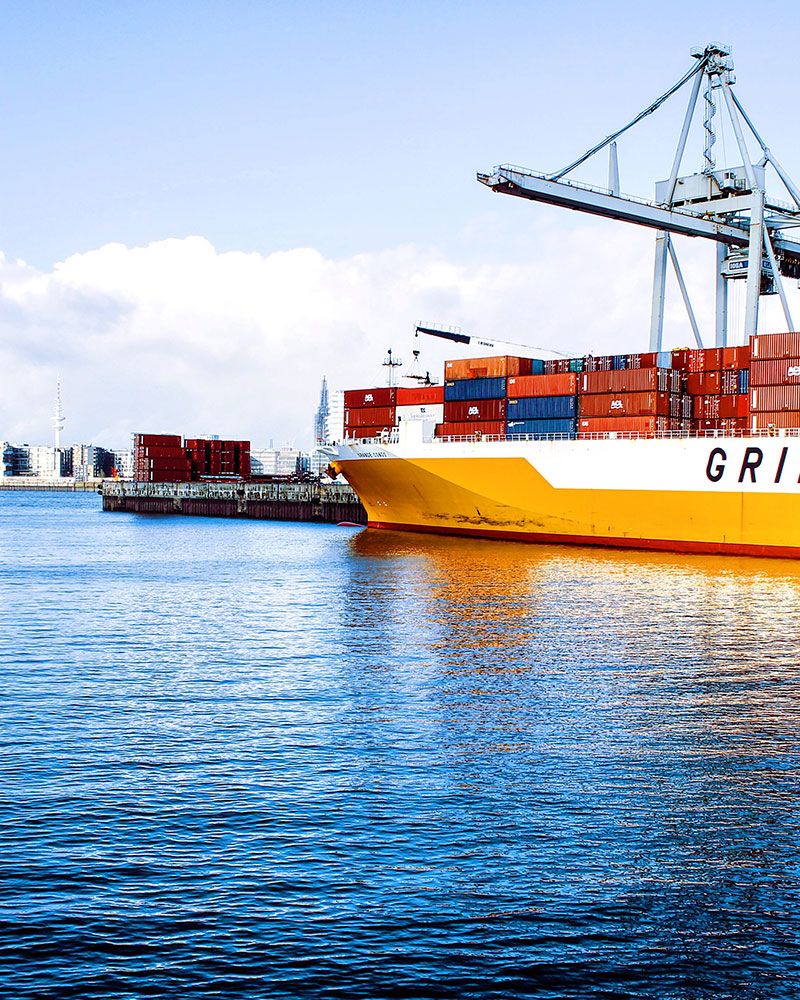 Comercio internacional, imagen de un barco comercial.