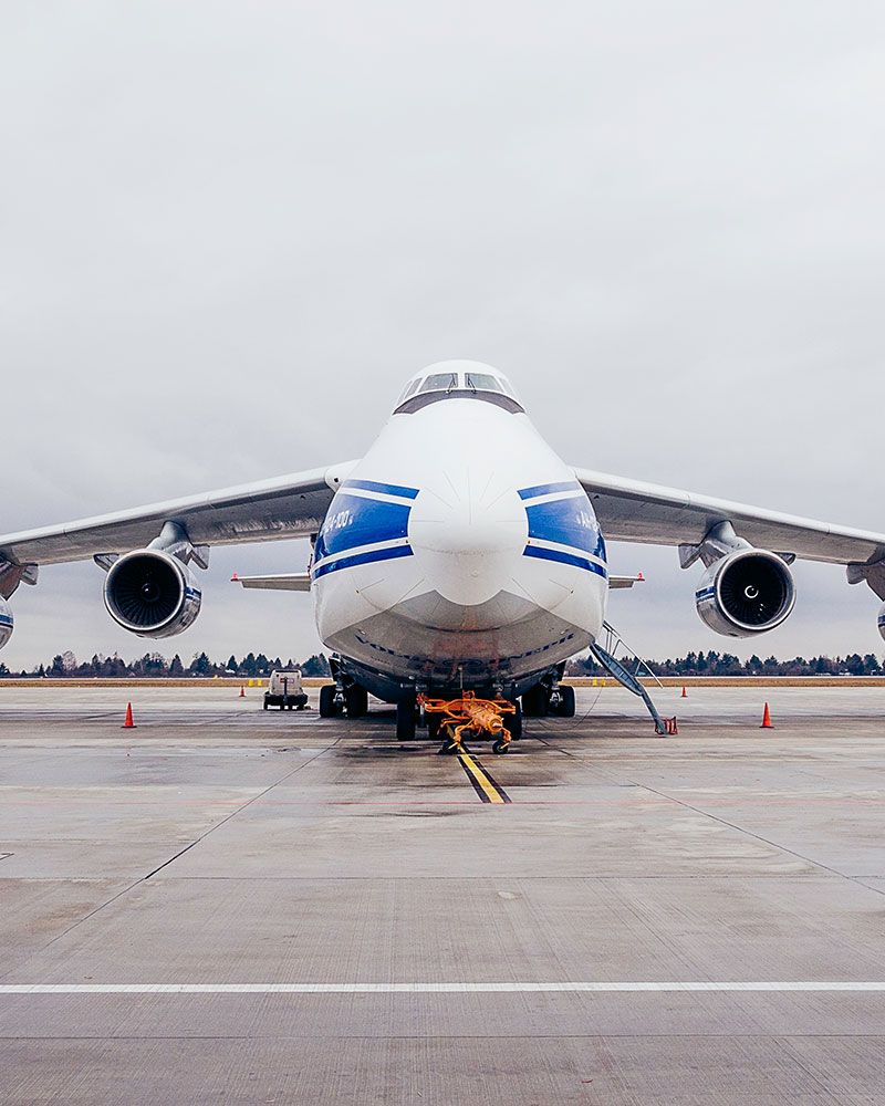 Contacto. Importación y exportación. Imagen de un avión siendo cargado de mercancía.