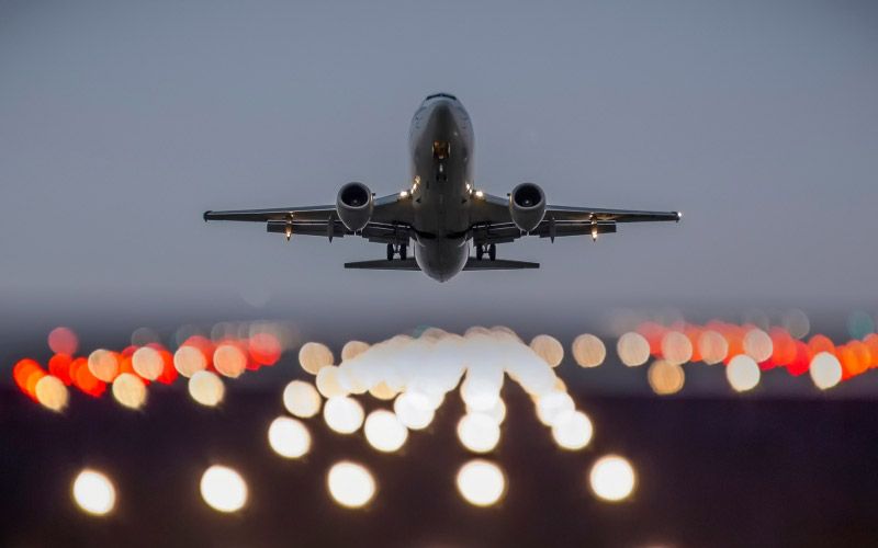 Distribución internacional y comercio exterior. Imagen de un avión aterrizando en una autopista