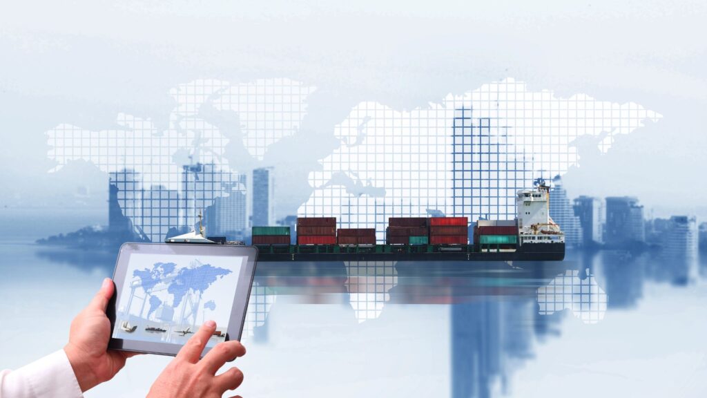 Importar tecnología a México en 2025. Imagen de una persona con una tablet, revisando su stock.